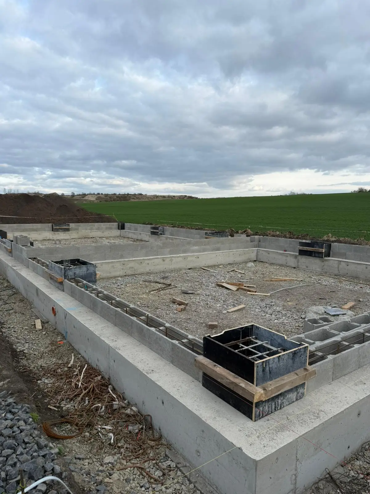 Základové pasy a patky pro halu